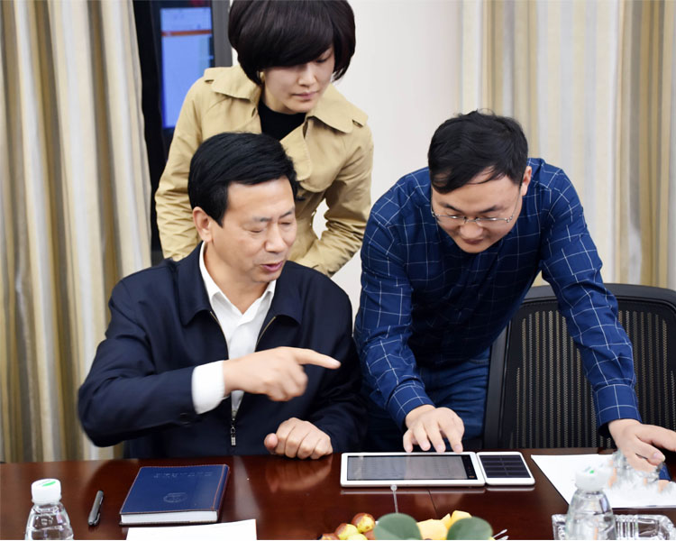 王新春局长对我司智慧公交产品大加赞赏
